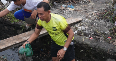 Bersihkan Saluran Air Untuk Antisipasi Banjir di Kawasan LC Dewi Sri
