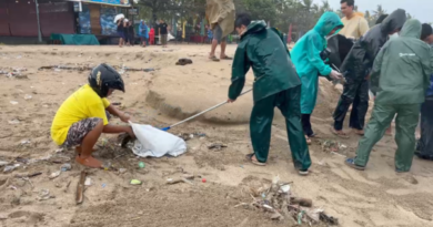 Meskipun Diguyur Hujan, Beach Clean Up di Pantai Legian Tetap Dilaksanakan dengan Penuh Semangat