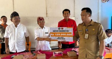 Gubernur Koster Serahkan Bantuan Gotong Royong Rp 129 Juta untuk Pemulihan SD N 5 Banjar Pasca Banjir Bandang