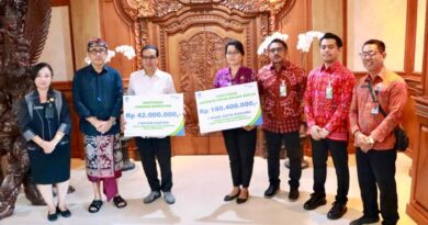 Walikota Jaya Negara Salurkan Santunan JKK BPJS Ketenagakerjaan Kepada Ahli Waris Korban Kecelakaan Kerja di Denpasar