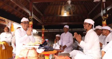 Walikota Jaya Negara Hadiri Karya Pududusan Agung di Pura Dalem Pengaotan Desa Adat Bekul