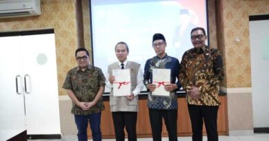 Ketua Komisi II DPR RI Serahkan Sertipikat Tanah Wakaf dan Aset Pemerintah di Badung