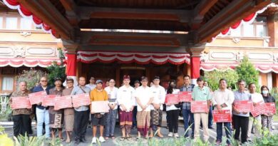 Walikota Jaya Negara Serahkan Bantuan Pascabencana kepada 70 Warga Terdampak