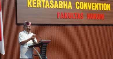 Gubernur Koster Ajak Mahasiswa Pascasarjana FH Unud Perkuat Keilmuan Hadapi Persaingan Global