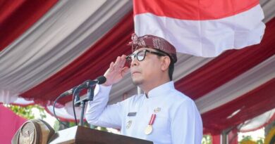Wawali Arya Wibawa Pimpin Apel Penurunan Bendera HUT ke-81 RI