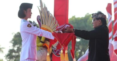 Wagub Giri Prasta Pimpin Upacara Penurunan Bendera HUT ke-81 RI di Lapangan Puputan Margarana