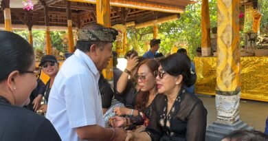 Tutik Kusuma Wardhani Beri Penghormatan Terakhir kepada Ibunda I Made Sada